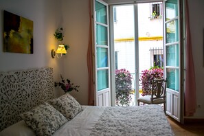 Superior tweepersoonskamer | Luxe beddengoed, donsdekens, een kluis op de kamer