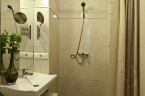 Free toiletries, hair dryer, towels, soap - Hotel Un Patio al Sur (Seville)