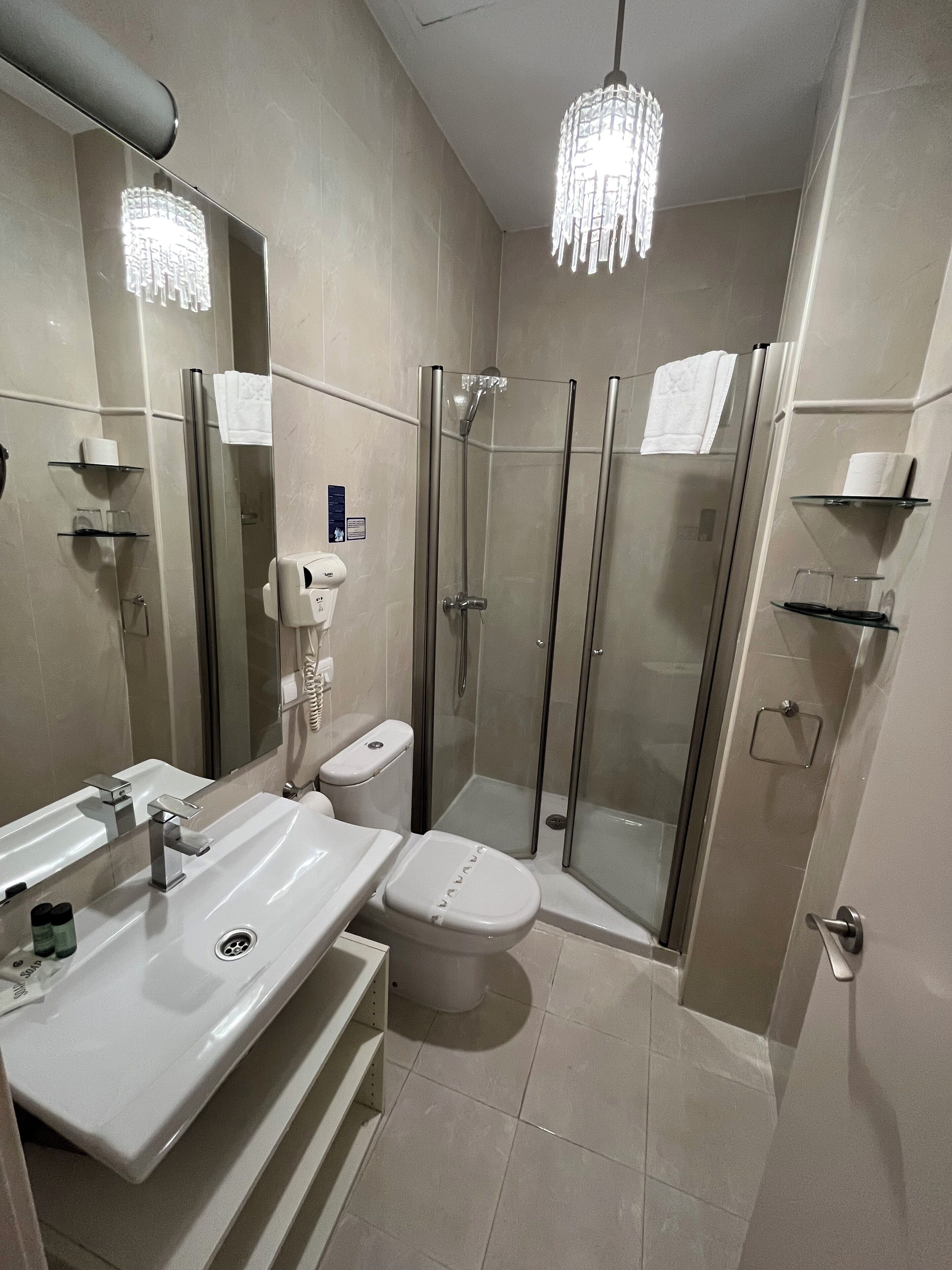 standard double room ground floor | bathroom | shower, free toiletries, hair dryer, towels