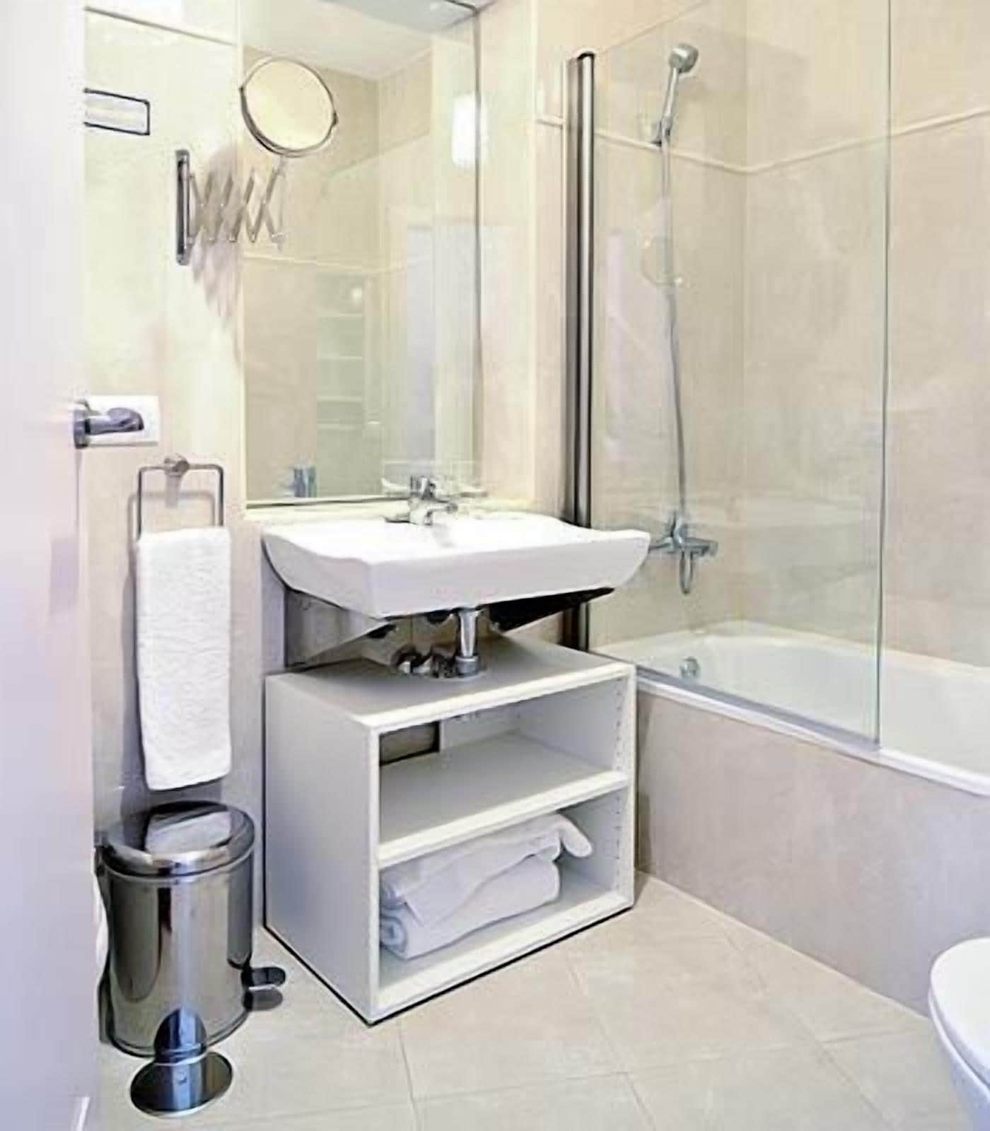 deluxe double room (+ extra bed) | bathroom | shower, free toiletries, hair dryer, towels
