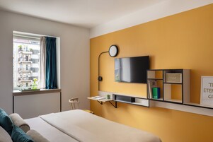 Superior kamer | Een kluis op de kamer, een bureau, een laptopwerkplek