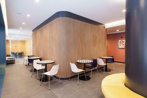 TV LCD dan film berbayar