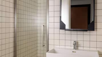 Appartamento con 2 camere da letto | Badezimmer | Dusche, umweltfreundliche Kosmetikartikel, Haartrockner, Bidet