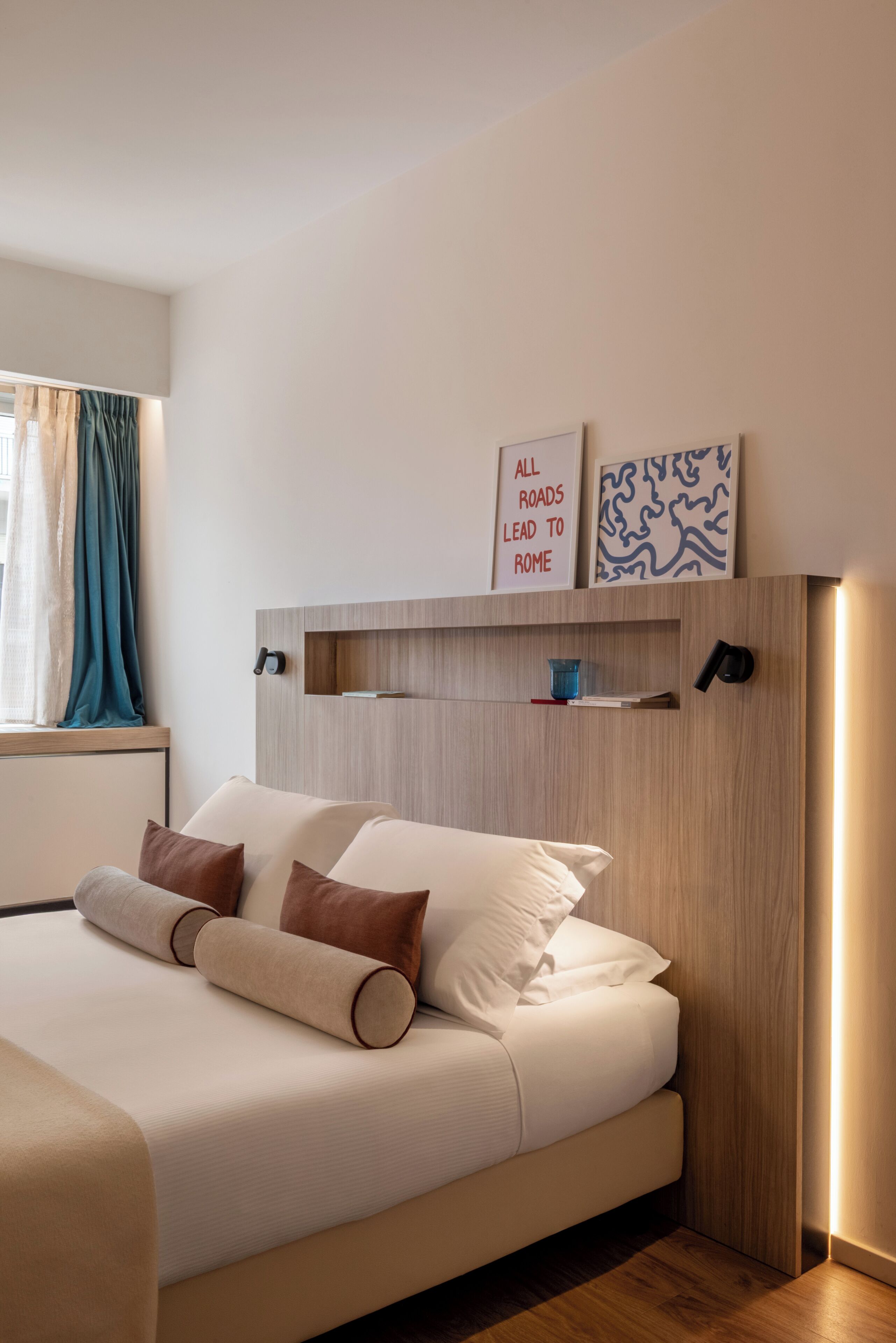 Familie appartement | Een kluis op de kamer, een bureau, een laptopwerkplek