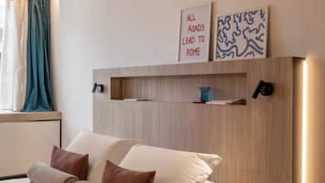 Familie appartement | Een kluis op de kamer, een bureau, een laptopwerkplek