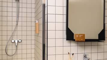 Appartamento con 2 camere da letto | Baño | Ducha, artículos de higiene personal ecológicos, secador de pelo y bidé