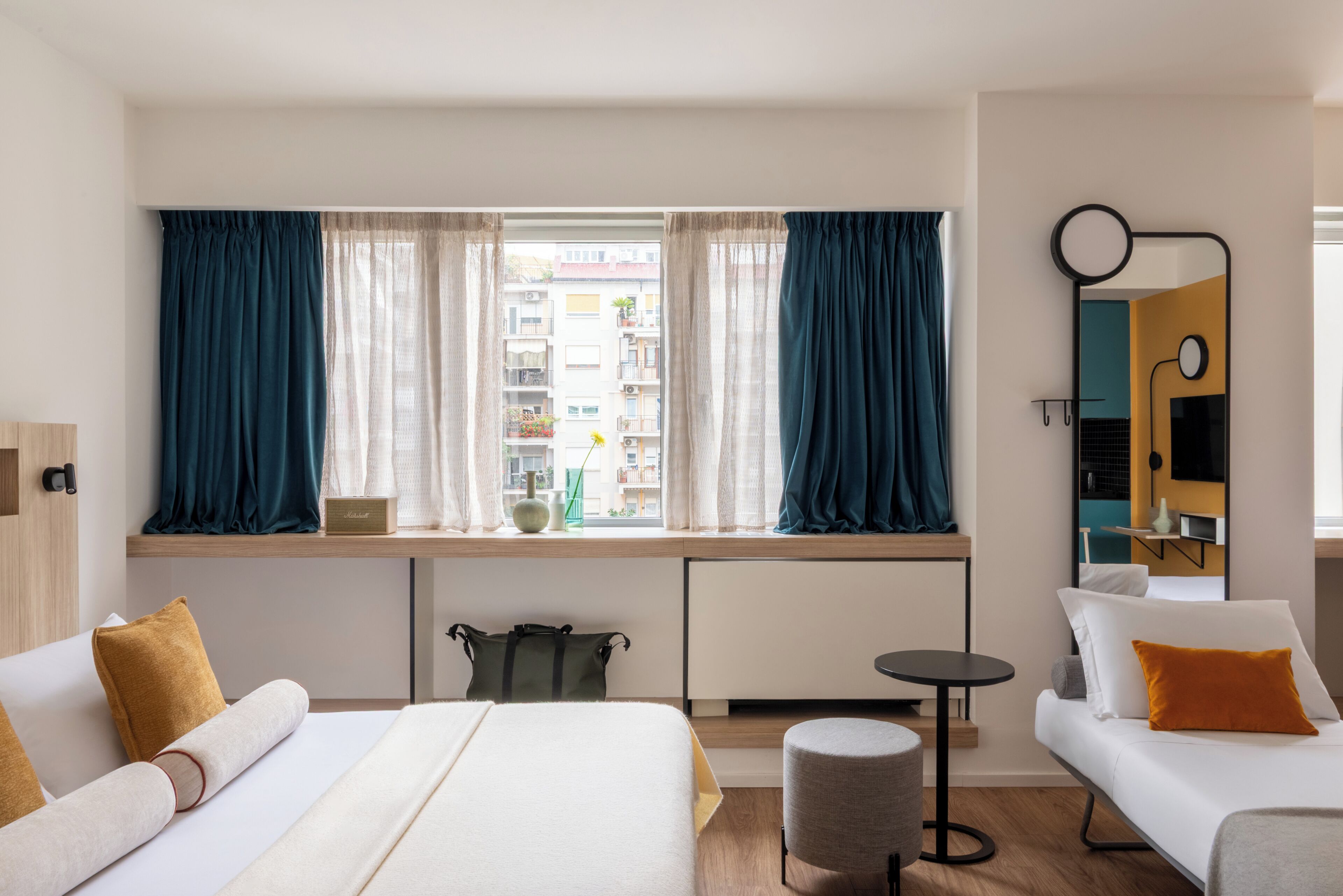Studio | Zimmersafe, Schreibtisch, laptopgeeigneter Arbeitsplatz