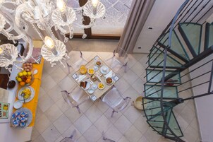 Breakfast (EUR 10 per person)