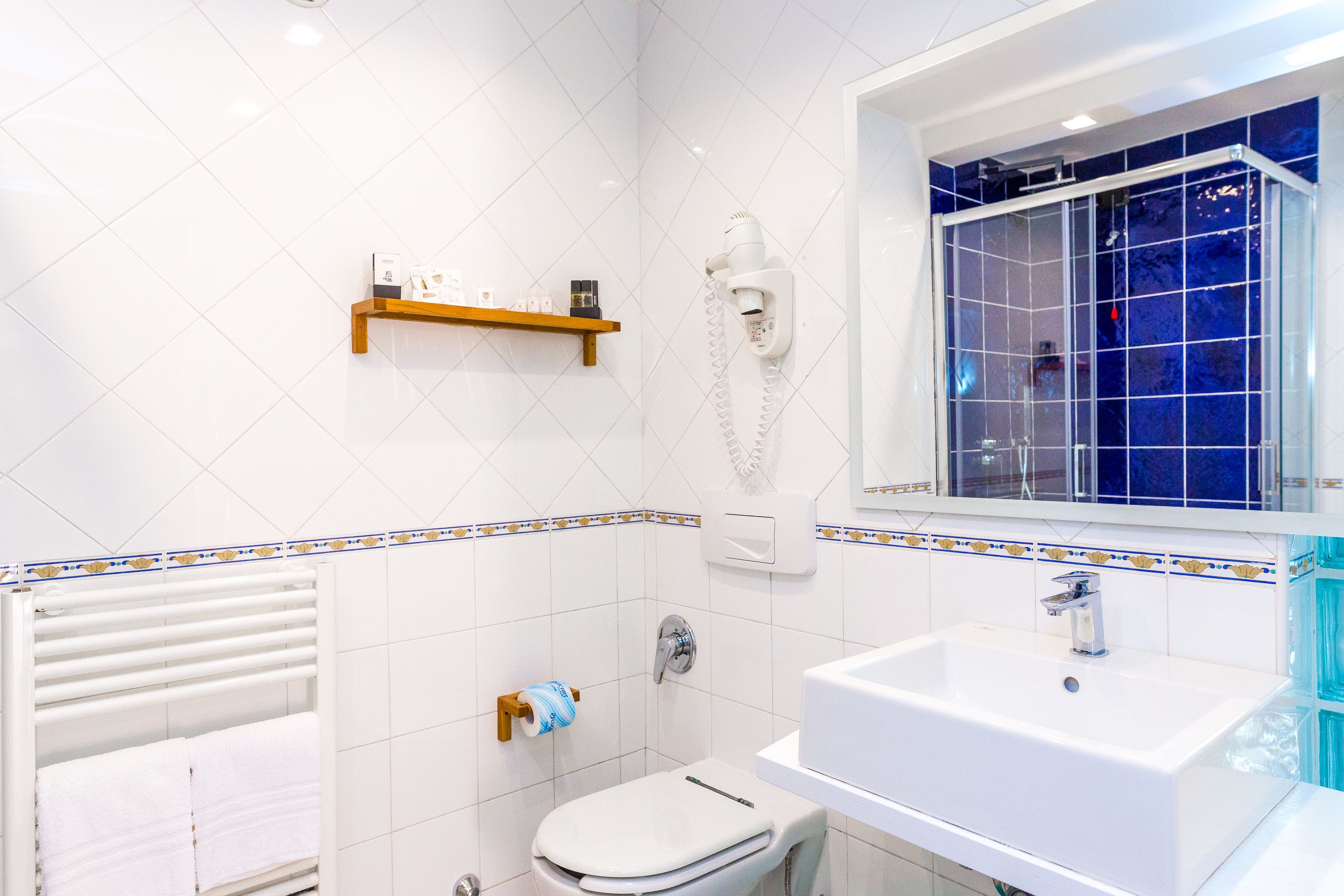 suite, 2 bedrooms | bathroom shower