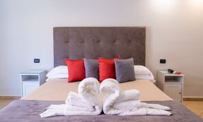 Suite, 2 Bedrooms | Minibar, in-room safe, desk, soundproofing - Hotel Rivoli (Sorrento)