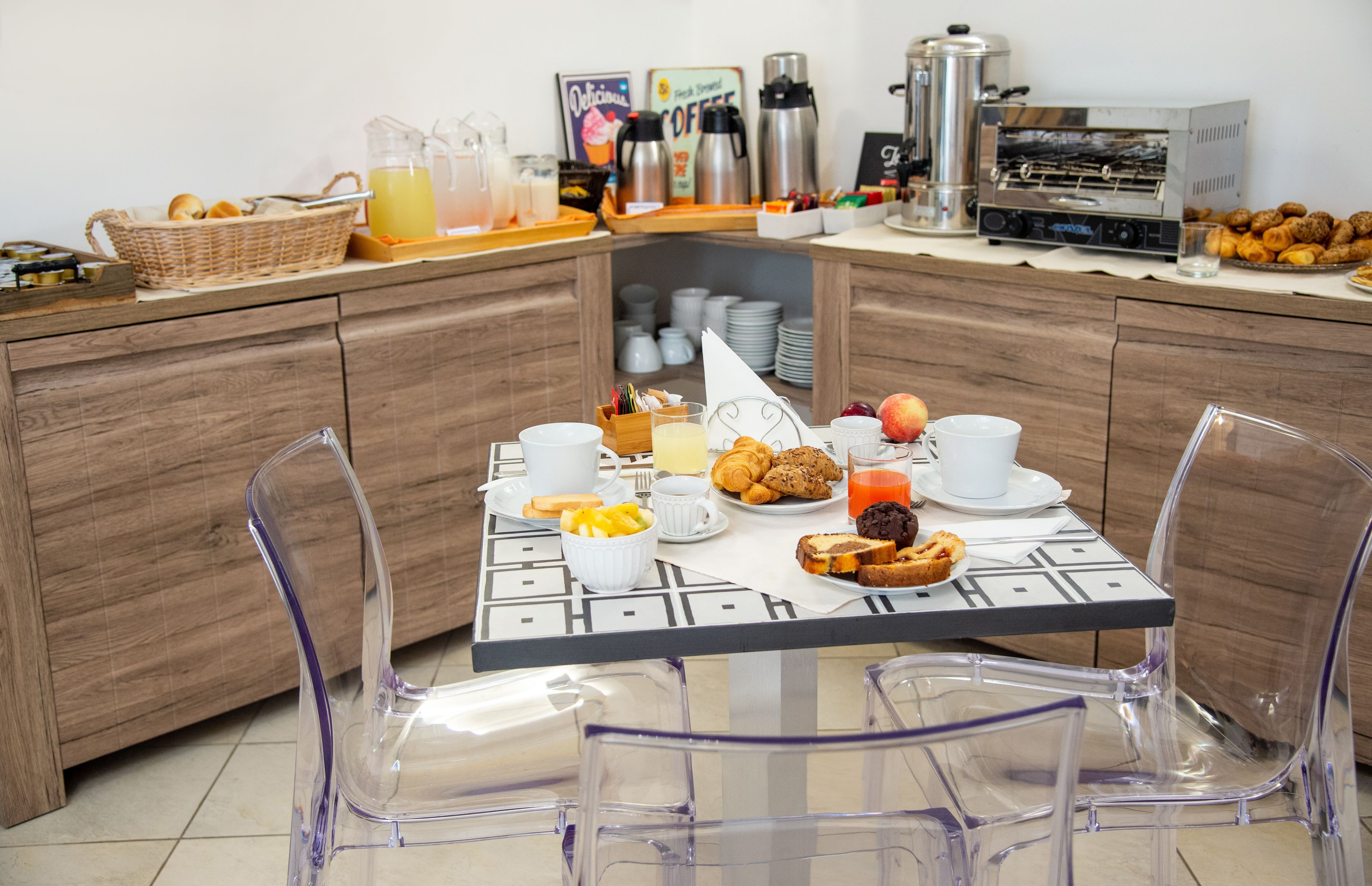 breakfast (eur 10 per person)