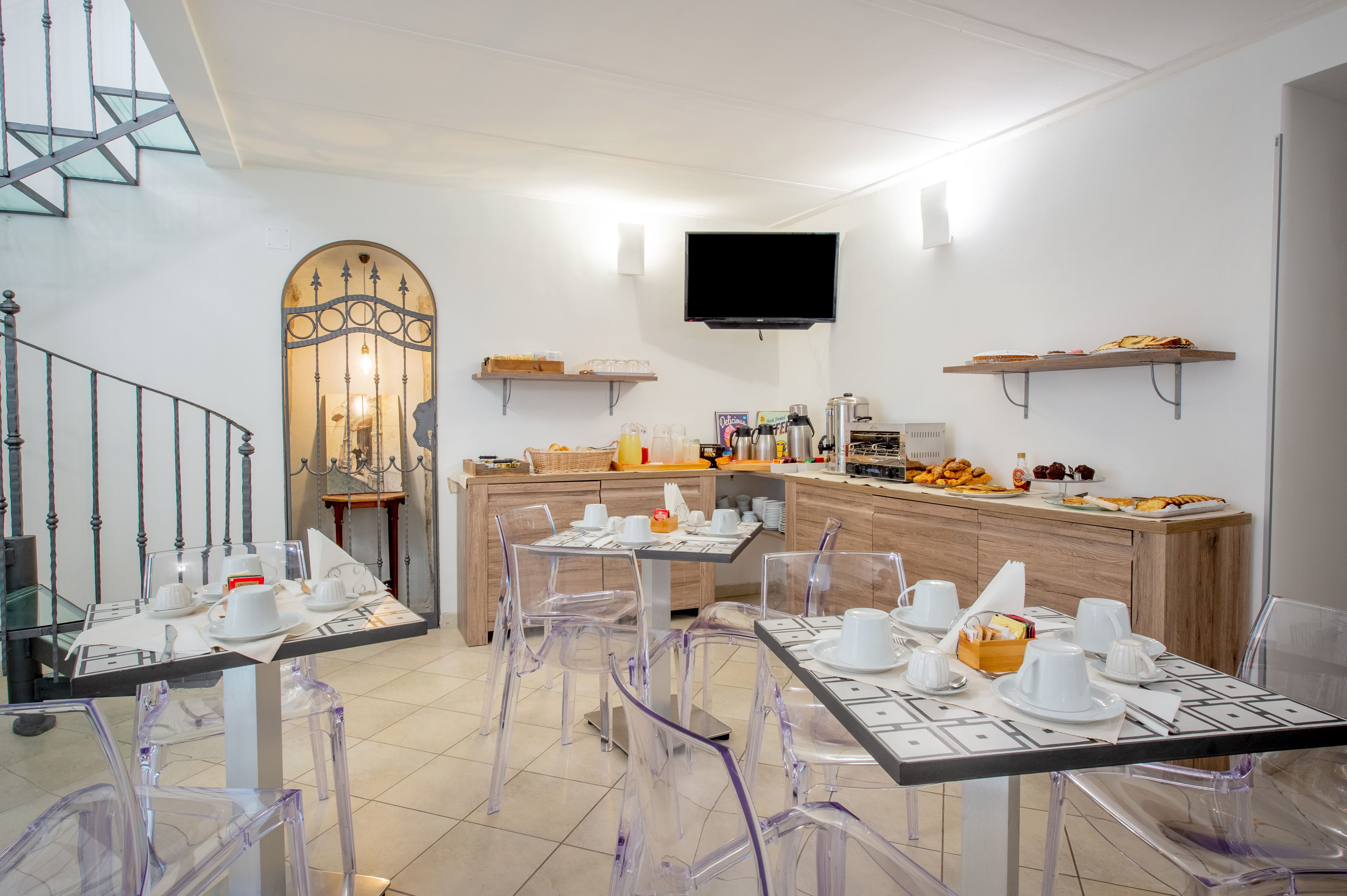 breakfast (eur 10 per person)