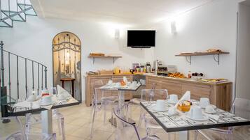 Breakfast (EUR 10 per person)