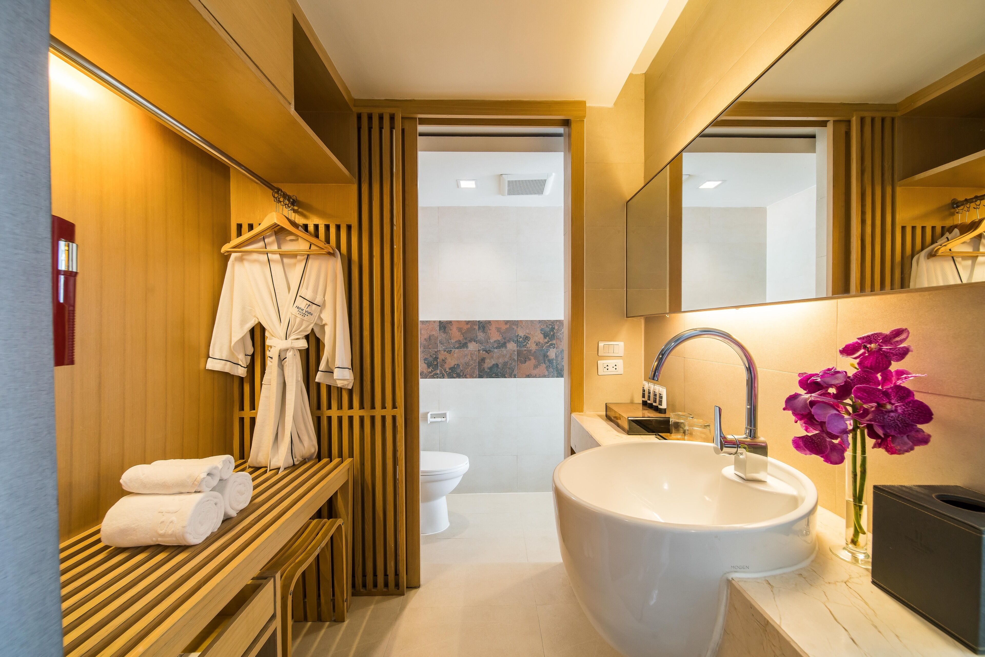 deluxe room | bathroom | combined shower/bathtub, deep-soaking bathtub, rainfall showerhead