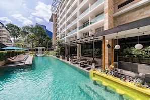 Piscine extérieure, parasols de plage, chaises longues