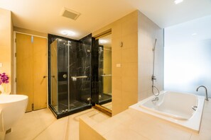 Suite, 2 habitaciones (Vista) | Baño | Tina con regadera, tina profunda, regadera tipo lluvia 