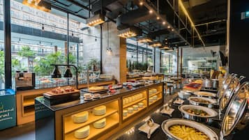 Se sirven desayunos, comidas y cenas con vista a la alberca