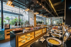 Se sirven desayunos, almuerzos y cenas; con vista a la piscina