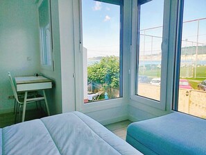 Panoramic Double Room | Memory foam beds, minibar, in-room safe, individually decorated - Rodeiramar 2A (Cangas)