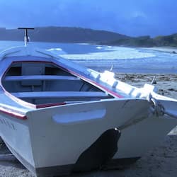 En la playa, arena blanca, paseos en velero
