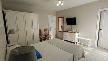 Deluxe Double Room | 3 bedrooms, memory foam beds, minibar, in-room safe