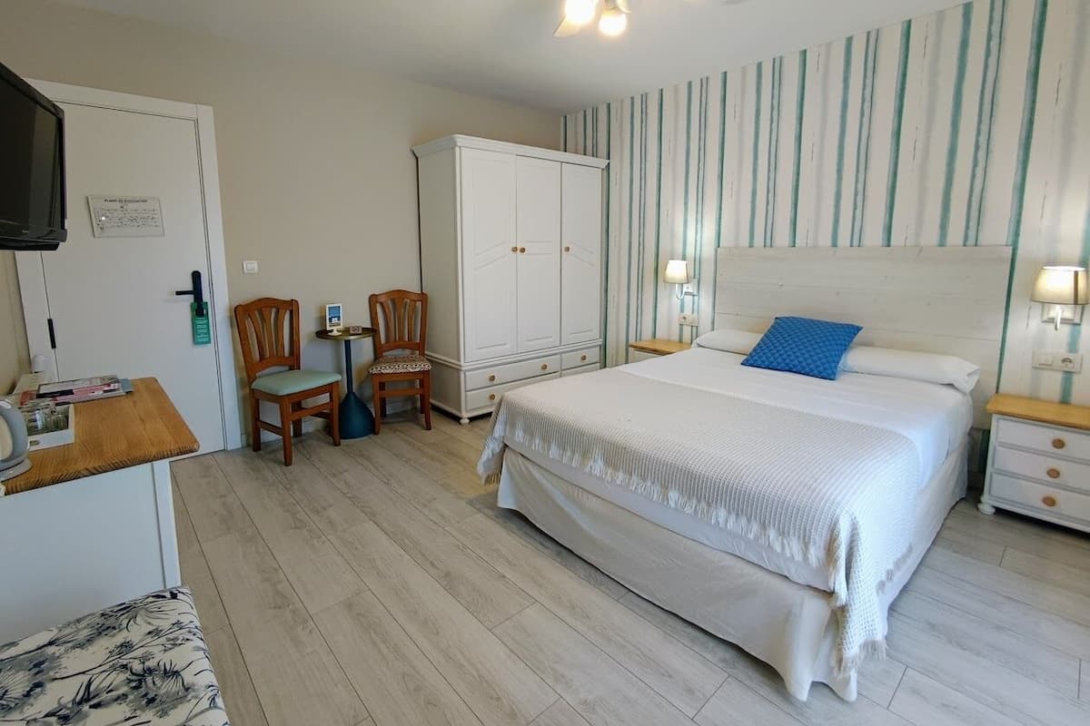 Deluxe Double Room, Sea View | 3 bedrooms, memory foam beds, minibar, in-room safe
