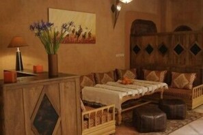 Lobby sitting area - Riad Azenzer (Marrakech)