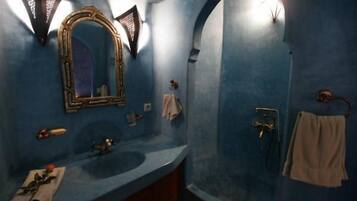 Deluxe kamer | Badkamer | Een douche, gratis toiletartikelen, een haardroger, handdoeken
