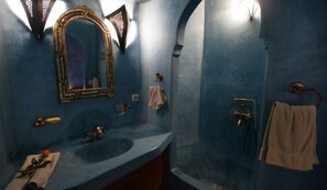 Chambre Deluxe | Salle de bain | Douche, articles de toilette (gratuits), séchoir à cheveux
