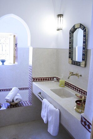 Suite (Saba) | Bathroom | Free toiletries, hair dryer, bathrobes, towels - Riad Slawi (Marrakech)