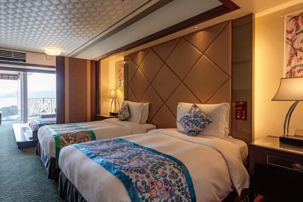 Chăn bông, minibar, két bảo mật tại phòng, bàn