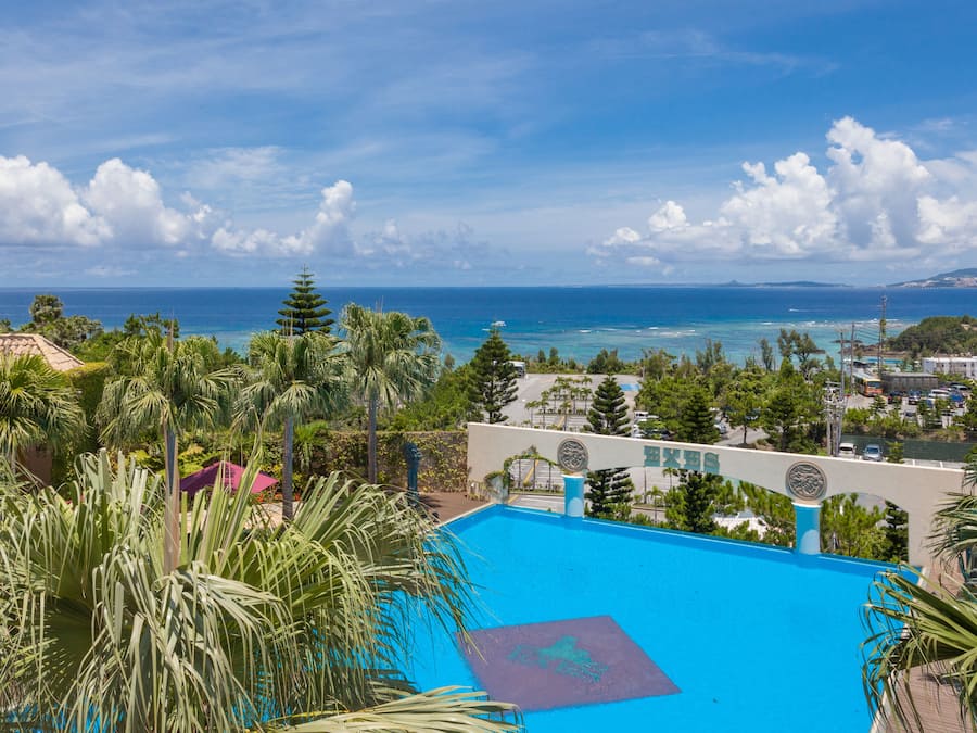 Innendørsbasseng og sesongbasert utendørsbasseng