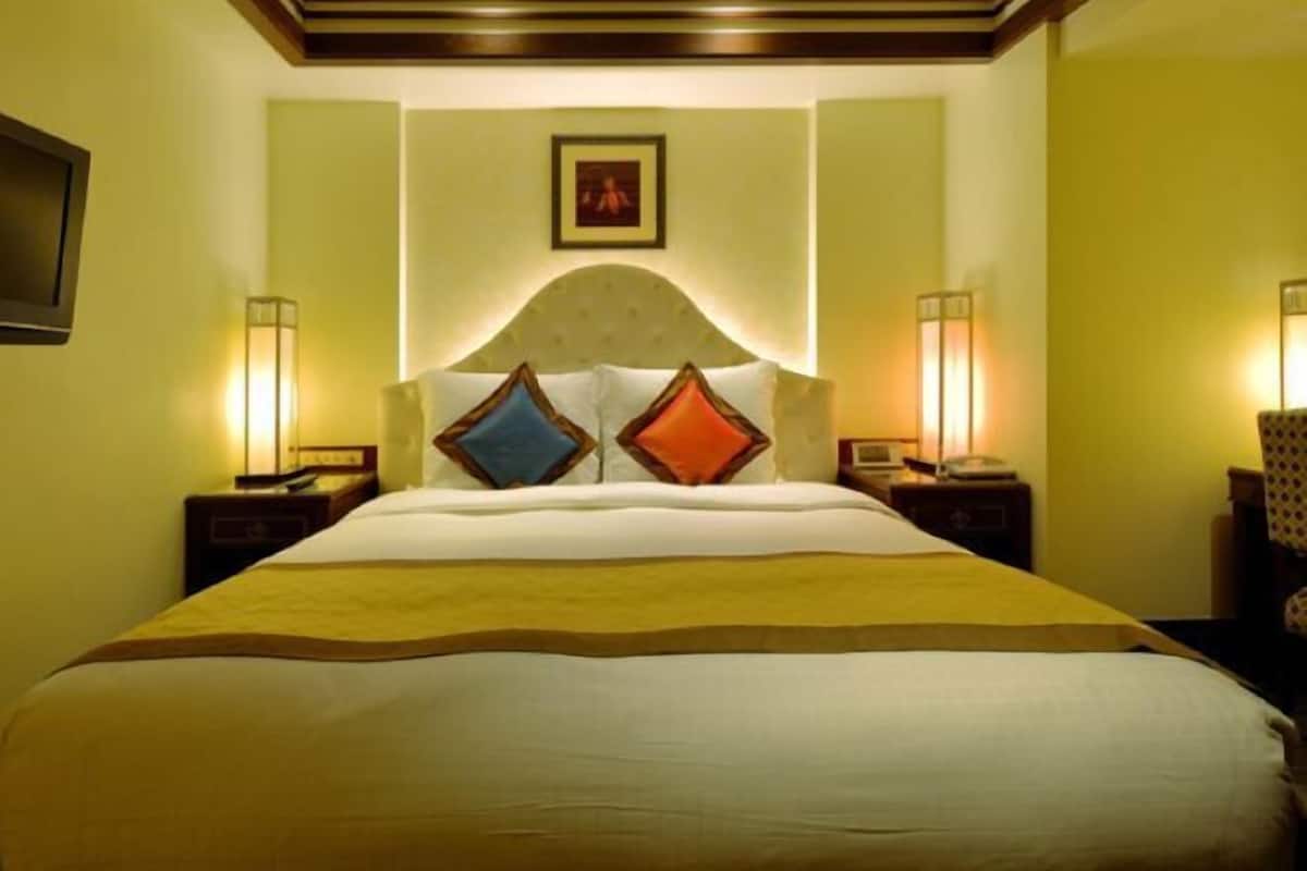 Chăn bông, minibar, két bảo mật tại phòng, bàn