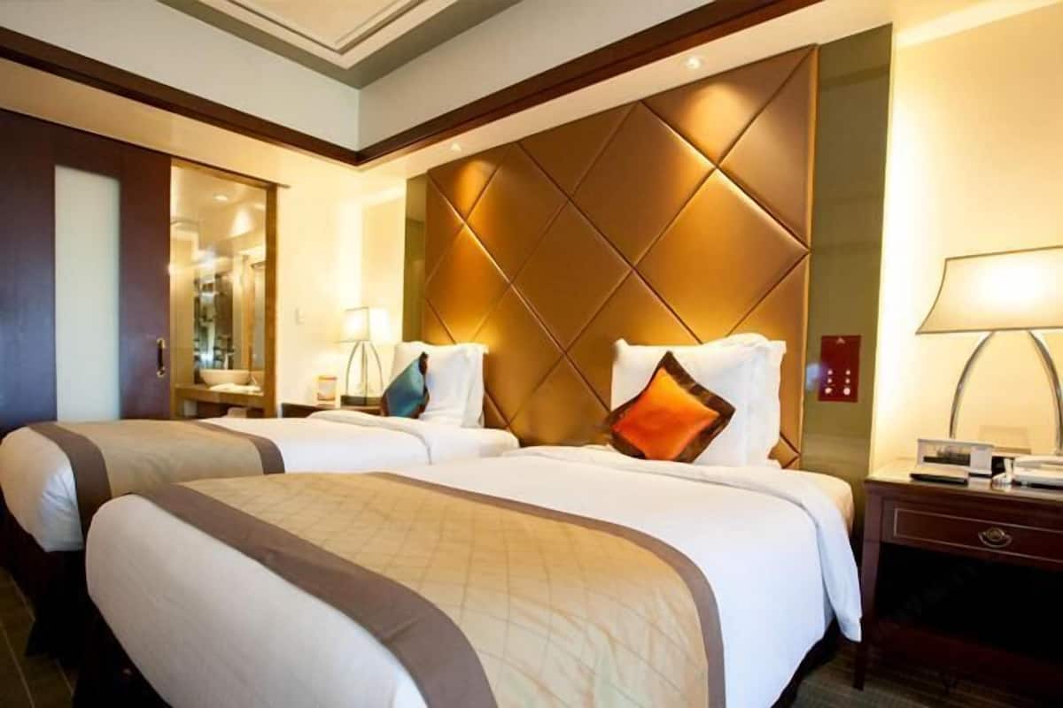 Chăn bông, minibar, két bảo mật tại phòng, bàn