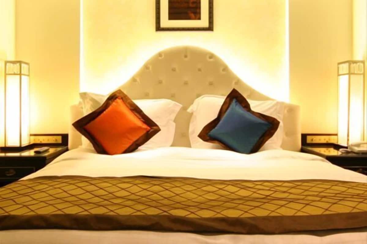 Chăn bông, minibar, két bảo mật tại phòng, bàn