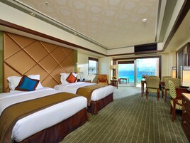 Suite, no fumadores, en esquina (Premier Grand Suite for 4 people) | Edredones de plumas, minibar, caja fuerte y escritorio