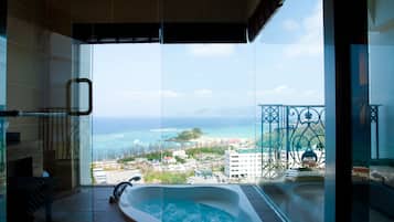 皇家套房, 非吸煙房, 可使用俱樂部酒廊 (EXES Royal Pool Suite for 2 people) | 浴室 | 淋浴/浴缸二合一、全浸式浴缸、免費盥洗用品、吹風機