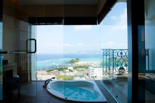 Suite Royal, non fumatori, accesso al Club Lounge (EXES Royal Pool Suite for 2 people) | Bagno | Combinazione doccia/vasca, vasca da bagno a immersione totale