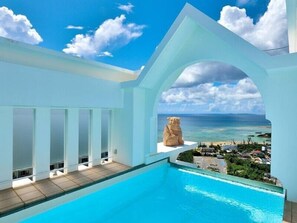 Suite Royal, no fumadores, Acceso al salón del club (EXES Royal Pool Suite for 2 people) | Edredones de plumas, minibar, caja fuerte y escritorio