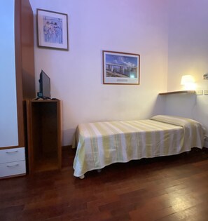 Single Room | Desk, laptop workspace, free WiFi, bed sheets