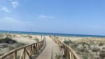 Una spiaggia nelle vicinanze