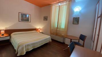 Doppelzimmer | Schreibtisch, laptopgeeigneter Arbeitsplatz, kostenloses WLAN