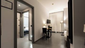 Business-Dreibettzimmer | Minibar, Zimmersafe, Schreibtisch, laptopgeeigneter Arbeitsplatz