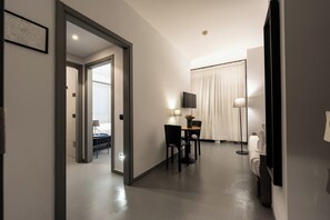 Business Triple Room | Minibar, in-room safe, desk, laptop workspace - Cristal Palace Hotel (Andria)