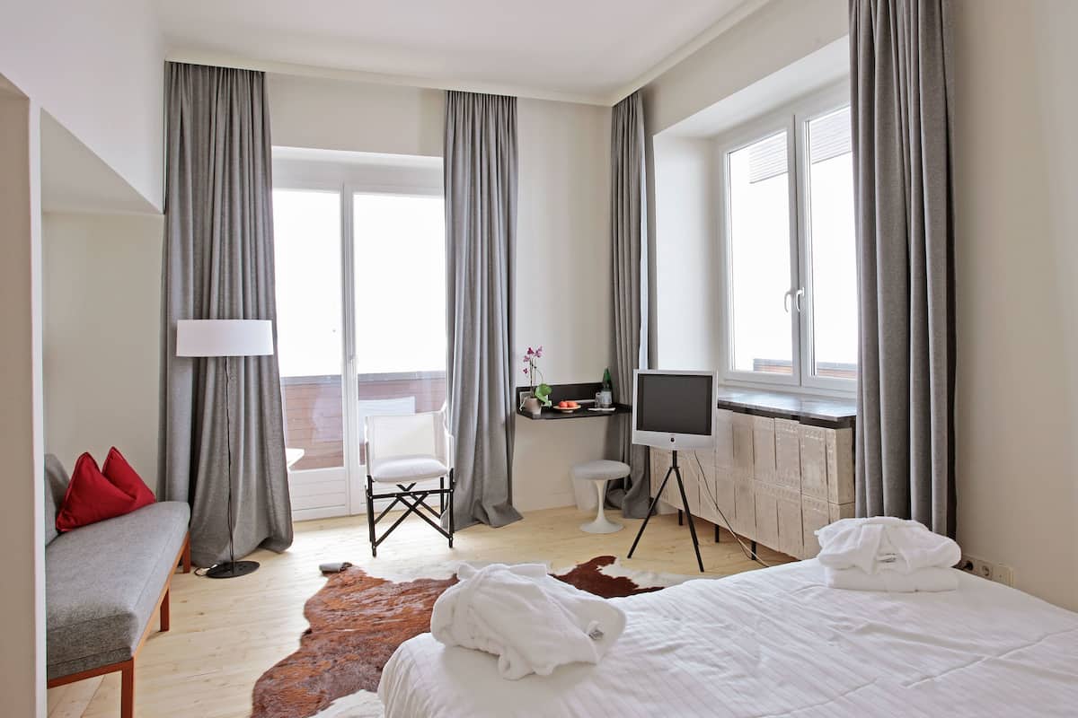 Premium bedding, desk, bed sheets
