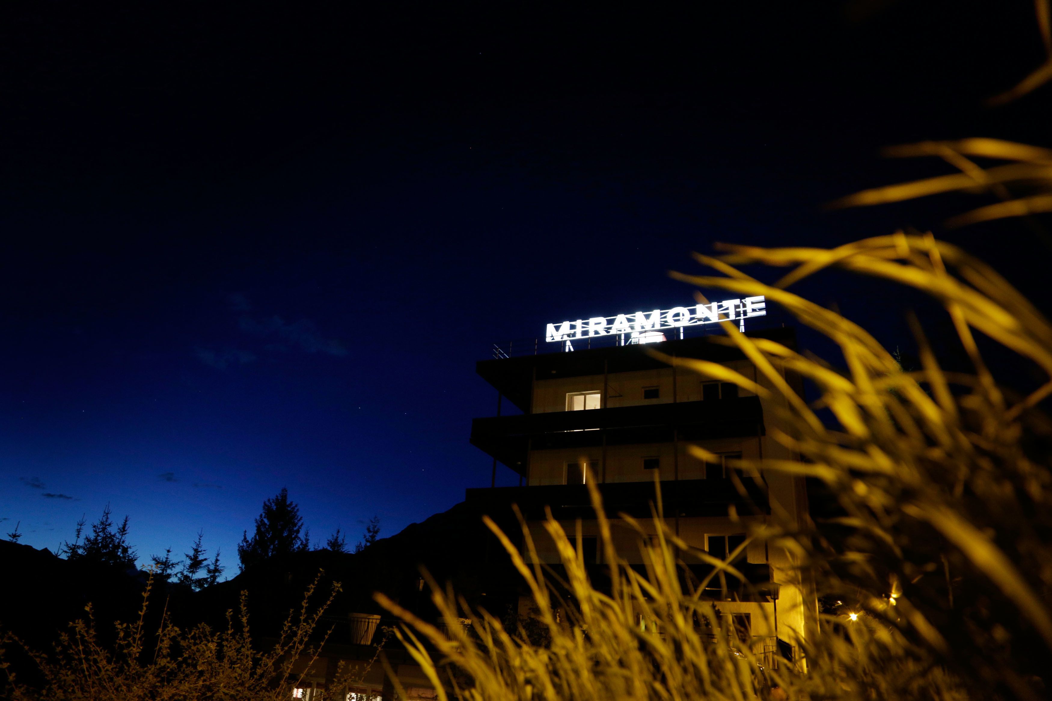 A building with a sign that reads "MIRAMOLE".