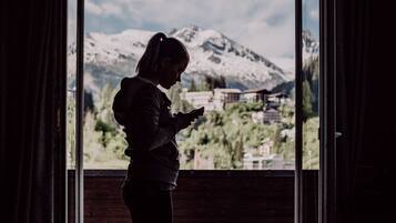 Hochwertige Bettwaren, Schreibtisch, Bettwäsche