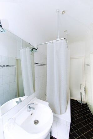 Appartement (3 rooms) | Badkamer | Een douche, een haardroger, handdoeken