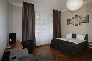 Familiekamer, gemeenschappelijke badkamer | Een bureau, een strijkplank/strijkijzer, babybedden (toeslag)