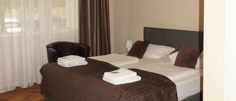 Double Room, Private Bathroom | Desk, iron/ironing board, cribs/infant beds, rollaway beds